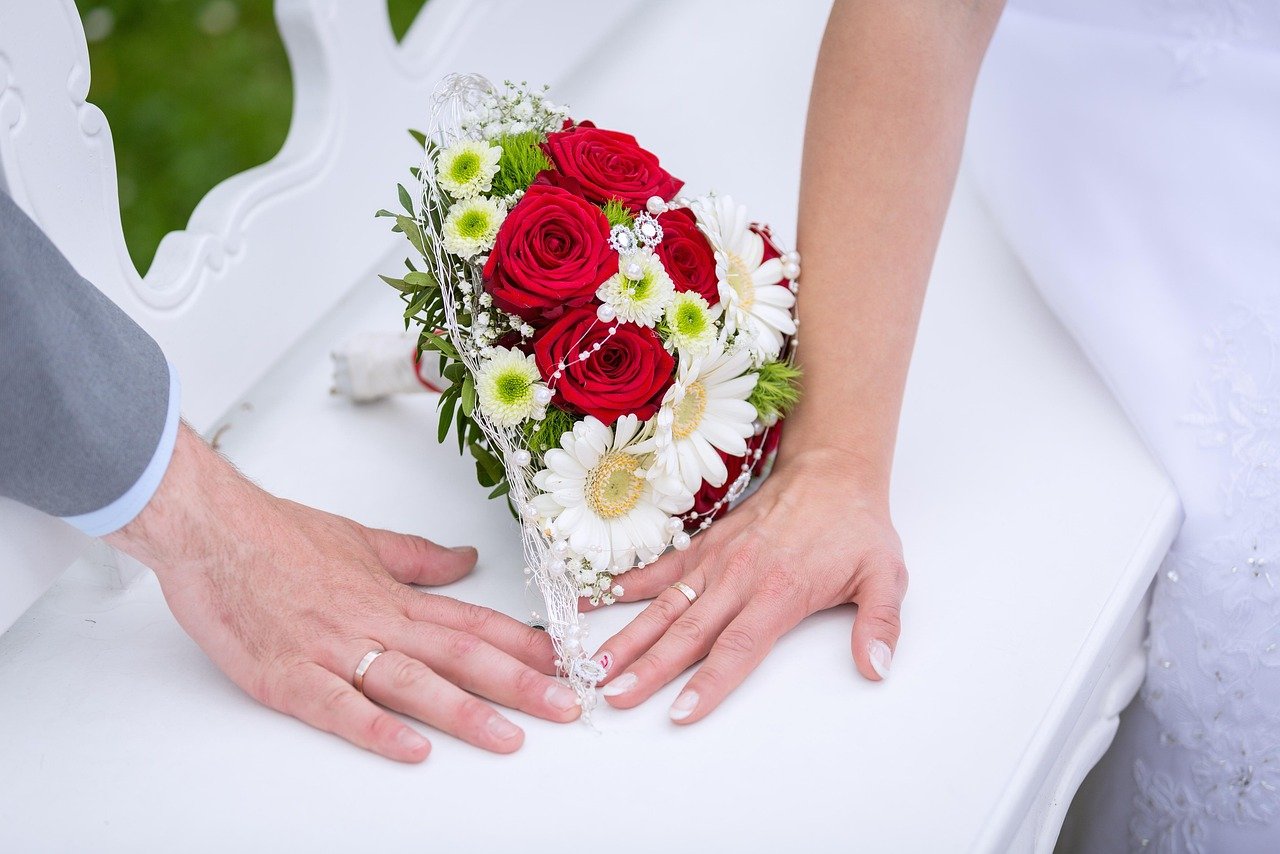 wedding, to marry, marriage, love, in love, rose petals, bouquet of flowers, white, roses, bunch of flowers, wedding day, happiness, rings, hand, wedding couple, wedding, wedding, wedding, wedding, wedding, marriage, marriage